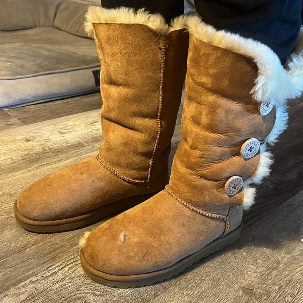 Clean uggs with buttons - Picture 3 of 7